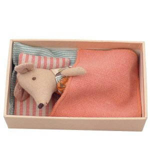 MAILEG Przytulanka Myszka w pudełeczku - mała siostra