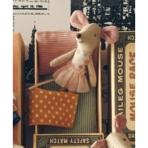 MAILEG Myszka w pudełeczku - mała siostrzyczka w koronkowej spódniczce