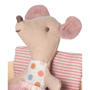 MAILEG Myszka w pudełeczku - mała siostrzyczka w koronkowej spódniczce