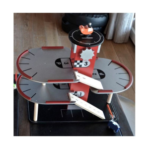 I'M TOY Drewniany garaż, parking wielopoziomowy