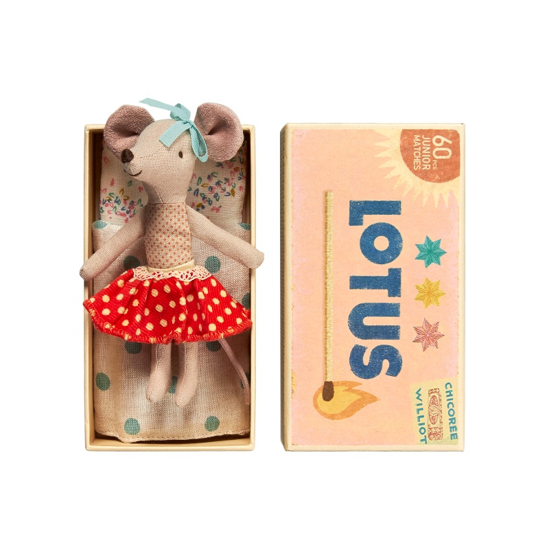 MAILEG Myszka w pudełeczku - starsza siostrzyczka w spódniczce w kremowe groszki