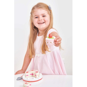 LE TOY VAN Piętrowy tort weselny, truskawkowy 